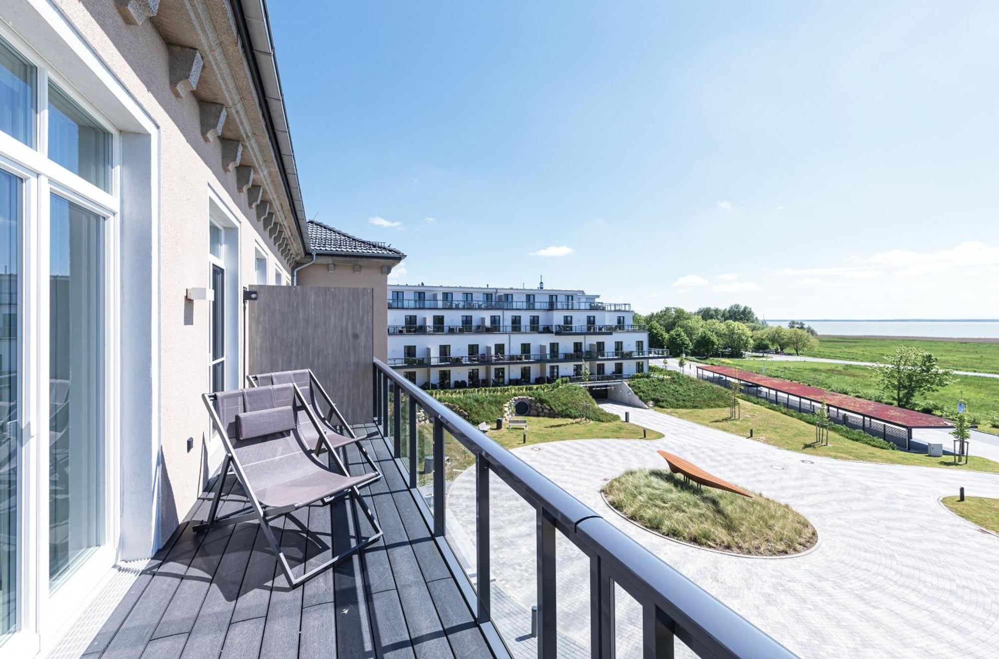 Alte Seefahrtschule - Zwei Wasser Aparthotel Wustrow  Exterior photo